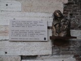 Veronaausflug 00060 Shakespeare Zitat rechts an den Portoni della Bra.JPG